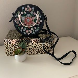 Very unique embroidered small purse💖